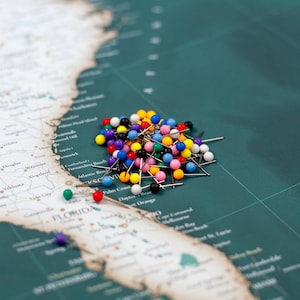 Chinchetas de colores para mapas de viaje (juego de más de 25, elige el color o combínalas)