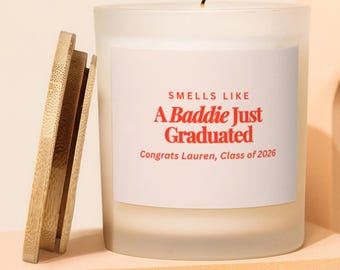 Uma vela com aroma de "Baddie Graduated", presente para formandos do ensino médio, que vão para a faculdade, ideal para festas de formatura.
