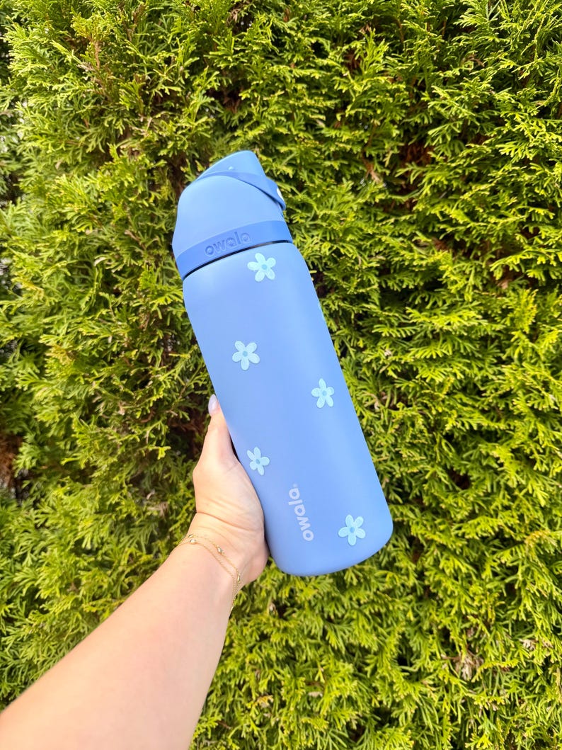 Botella de agua Owala de 946 ml con diseño de flores azul pastel, estilo kawaii, floral, ideal como regalo de cumpleaños, vaso térmico, personalizada o como detalle para despedida de soltera. imagen 1