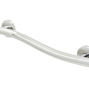 Puede incluir: Una barra de agarre cromada pulida curva con dos placas de montaje redondas. La barra está diseñada para su uso en baños o duchas para brindar apoyo y seguridad.