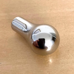 Réplique magnifiquement conçue de la poignée de tiroir en forme de larme RYAN moderne Mid-Century McCobb - Finition nickel poli