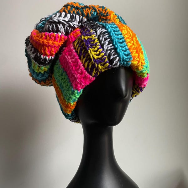 Gorro holgado de ganchillo con retazos de hilo grueso
