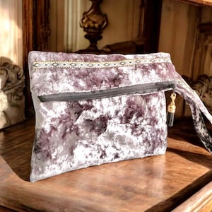 Bolso de mano de terciopelo aplastado gris plateado con trenza, totalmente forrado, con cremallera en lila, para fiestas, vacaciones, gótico, regalo de viaje BG24