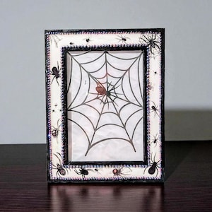 7 x 5&quot; Black & White spider photo picture frame freestanding gothic spooky home decor gift hand embellished with oil iredescent effect beads
