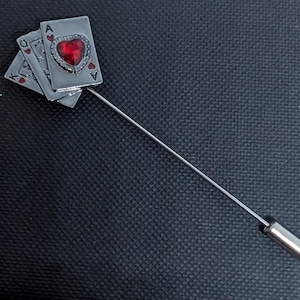 Spilla fatta a mano. Asso di cuori, carte da gioco, ventaglio, scatola regalo, accessori per matrimonio, sposo, gentiluomo elegante, testimone di nozze.