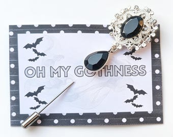 Pin de solapa decorativo de metal negro y plateado con detalles de diamantes de imitación. Accesorio gótico steampunk.