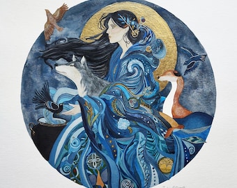 Pode incluir: Pintura em aquarela de uma mulher em vestes azuis com um lobo, uma raposa e pássaros. A mulher tem cabelo comprido e preto e está situada contra um círculo dourado e um fundo azul escuro. A obra de arte é assinada.