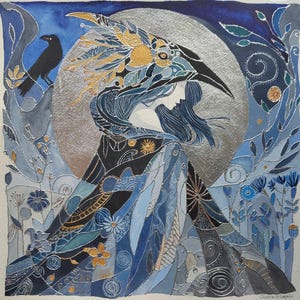 Peut inclure: Peinture à l'aquarelle représentant une femme de profil portant une coiffe en forme de corbeau. L'œuvre utilise des nuances de bleu, d'argent et d'or. Un corbeau noir est posé sur un rocher en haut à gauche. Motifs floraux et géométriques.