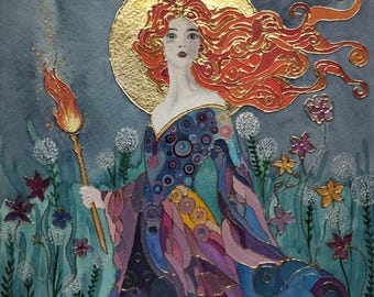 Può includere: Un dipinto ad acquerello di una donna con lunghi capelli rossi, vestita con un abito colorato con accenti dorati. Tiene una torcia nella mano destra e si trova in un campo di fiori.