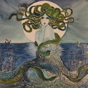Pode incluir: Pintura em aquarela de uma mulher com cobras verdes como cabelo, sentada em uma costa rochosa com uma lua cheia atrás dela. A mulher está vestindo um vestido fluido com detalhes dourados e as cobras são representadas em tons de verde e dourado.