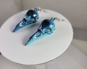 Boucles d'oreilles corbeau et crâne de corbeau Réplique de qualité musée, un pendentif en résine 3D entièrement anatomiquement correct peint en bleu et bleu (F)