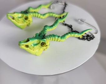 Pendientes de calavera de antílope Black Buck Réplica de calidad de museo de resina 3D totalmente anatómicamente correcta Colgante de hueso Joyería verde y amarillo (F)