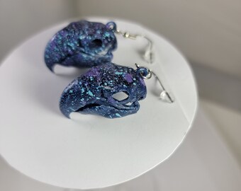 Pendientes de calavera de guacamayo con alas verdes Réplica de calidad de museo, colgante de resina 3D totalmente anatómicamente correcto, joyería en colores azul galaxia oscuro (N)