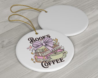 Könnte beinhalten: Weißer Keramik-Anhänger mit einem Stapel Bücher, die mit einem violetten Band zusammengebunden sind, und einer Tasse Kaffee. Der Text "Books Coffee" ist auf den Anhänger gedruckt.