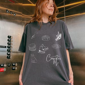コンシダー・ミー コンフォートカラーズTシャツ | プレイング・フォー・キープスシリーズ インスパイア | カーター＆オリビア | ブックイッシュ・ロマンスTシャツ | ベッカ・マック