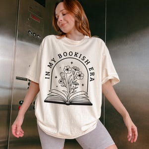 In meiner Bücherwurm-Ära-T-Shirt | Komfort Farben T-Shirt | Offenes Buch mit floralem Design | Buch-Liebhaber-Shirt | Gemütliche Leseästhetik | Bücherwurm Geschenk