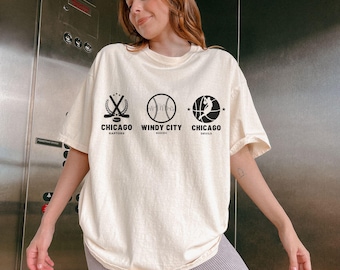 Camiseta de la serie Windy City con colores cómodos / Inspirada en Liz Tomforde / Logotipos de los Chicago Raptors, Devils y Warriors