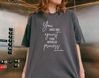 Tú y yo contra el mundo, princesa / Camiseta Comfort Colors / Ana Huang / Twisted Games / Merchandising literario / Camiseta con libro