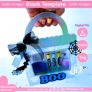 Könnte beinhalten: Eine Halloween-Bastelvorlage mit Griff, mit einem transparenten Fenster, das Buntstifte und einen blauen Behälter zeigt. Das Wort "BOO" ist deutlich sichtbar. Das Design umfasst eine schwarze Schleife, eine Fledermaus und ein Spinnennetz. Der Text "Blank Template" ist sichtbar.