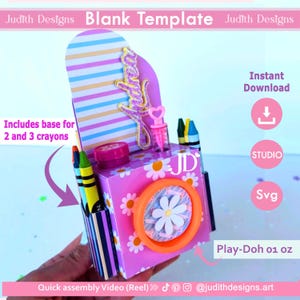 Puede incluir: Un organizador de papel rosa con patrón de margaritas, panel trasero a rayas y ranuras para crayones. La unidad incluye un marco circular naranja, un pequeño recipiente morado con la etiqueta XOXO y una varita de burbujas. Texto: Blank Template, JD, Play-Doh 01 oz.