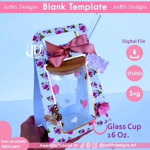Puede incluir: Un vaso transparente con tapa de madera y lazo rosa, sujeto dentro de un marco decorativo con estampado floral. El marco incluye mariposas y corazones. El texto en la imagen dice "Blank Template" y "Glass Cup 473 ml."
