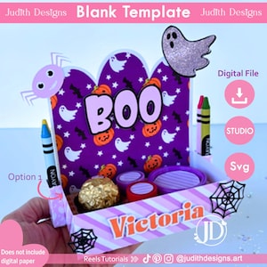 Könnte beinhalten: Eine Halloween-Bastelbox mit einem lila-weiß gestreiften Design. Die Box zeigt das Wort "BOO" und ist mit Geistern und Kürbissen dekoriert. Der Name "Victoria" ist auf der Vorderseite zu sehen. Enthält den Text "Digital File", "Studio" und "Svg".