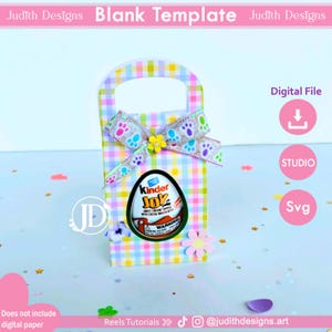 Peut inclure: Un mod&egrave;le de sac cadeau vierge avec une poign&eacute;e, orn&eacute; d'un motif &agrave; carreaux color&eacute;. Le sac est d&eacute;cor&eacute; d'un ruban &agrave; empreintes de pattes et d'une fleur jaune. Un &oelig;uf Kinder Joy est visible sur le devant. Texte : "Blank Template" et "Digital File".