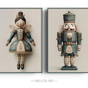 Puede incluir: Dos impresiones enmarcadas con figuras de cascanueces caprichosas. Una impresión muestra una bailarina con corona y alas, vestida de color turquesa y dorado. La otra impresión representa a un soldado cascanueces tradicional con uniforme turquesa.