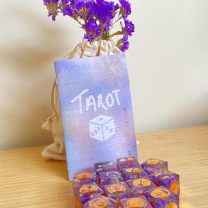 Set di dadi per tarocchi per principianti, in viola chiaro, strumento di lettura, libretto di dadi per divinazione moderna e borsa da viaggio, formato 6D, fiori secchi in resina
