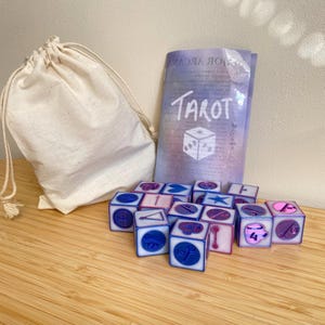 Set di dadi per tarocchi 6D. Include 13 dadi, libretto e borsa. Strumento di divinazione che offre chiarezza e intuizione alle tue domande. Letture dei tarocchi dell'Oracolo.