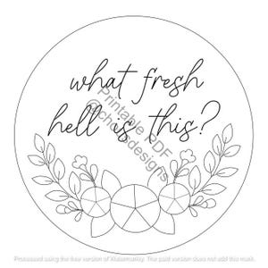 Può includere: Un design circolare in bianco e nero con la frase "what fresh hell is this?" in un carattere scritto a mano. Il design include elementi floreali e geometrici.