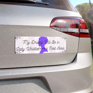 Könnte beinhalten: Rechteckiger Autoaufkleber mit dem Text "My Driving Will Be in Lady Whistled's Next Issue" und einer lila Silhouette eines Frauenprofils. Der Hintergrund ist helllila mit einem floralen Muster.
