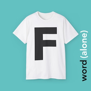 F - camiseta com uma única letra em negrito celebrando a letra "F"