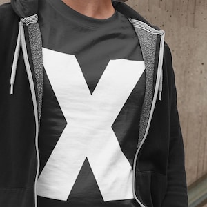 X - Camiseta con una sola letra en negrita que celebra la letra "X"