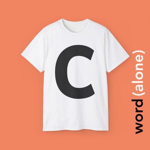 C - camiseta com uma única letra em negrito celebrando a letra "C"