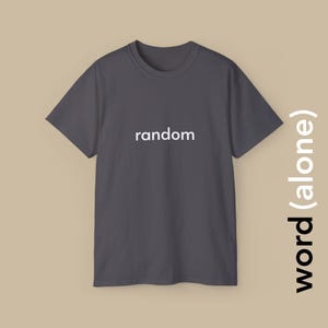 Può includere: Una maglietta grigia scura con la parola "random" stampata in bianco sul davanti.