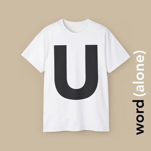 U - Camiseta con una sola letra en negrita que celebra la letra "U"