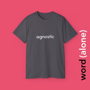 Puede incluir: Una camiseta gris oscuro con la palabra "agnostic" impresa en blanco en la parte delantera.