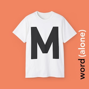 M - Camiseta con una sola letra en negrita que celebra la letra "M"