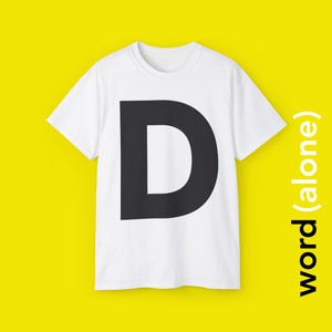 D - camiseta com uma única letra em negrito celebrando a letra "D"