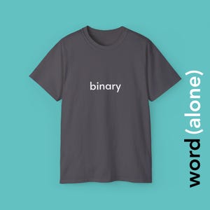 Könnte beinhalten: Ein dunkelgraues T-Shirt mit dem Wort "binär" in weiß auf der Vorderseite.