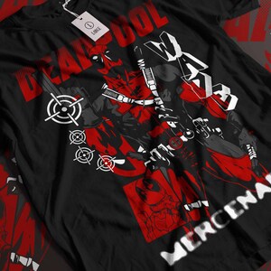 Puede incluir: Camiseta negra con un gr&aacute;fico rojo y blanco de Deadpool, un personaje de superh&eacute;roe, con el texto "DEADPOOL" y "MERCENARY".
