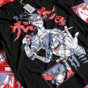 Może przedstawiać: Czarny T-shirt z czerwoną i białą grafiką przedstawiającą dwóch bohaterów anime trzymających miecze. Tekst "Kill la Kill" jest napisany po japońsku na koszulce.