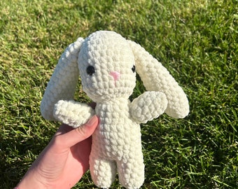 Coelhinho de crochê branco feito à mão