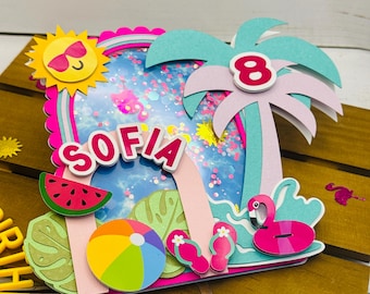 Può includere: Decorazione colorata per torta di compleanno a tema estivo. Presenta un sole con occhiali da sole, una palma con il numero 8 e il nome "SOFIA". Altri elementi includono una fetta di anguria, un pallone da spiaggia e un fenicottero.