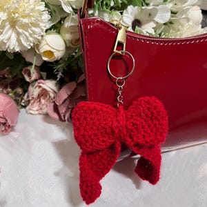 Llavero con lazo de crochet hecho a mano: regalo perfecto para San Valentín para ella: lindo accesorio para niñas