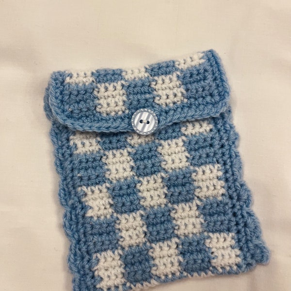 Checkered crochet kindle case