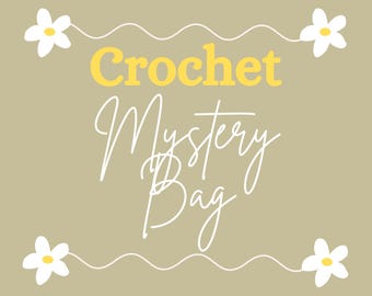 Pode incluir: Gráfico bege com as palavras "Crochet Mystery Bag" em escrita amarela e branca. Flores de margarida brancas e uma linha ondulada contornam o texto. O texto "@DaiseyMayCrochet" está na parte inferior.