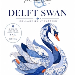 Może przedstawiać: Wzór do pikowania typu collage zatytułowany Delft Swan od The Crippled Quilter. Projekt przedstawia łabędzia złożonego z niebiesko-białych segmentów tkaniny we wzory, w tym ilustrację wiatraka. Tekst wskazuje 2 rozmiary: 8 x 10 cm i 12 x 16 cm.