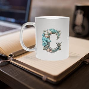 Elegante Personalização de Nome com Letra C Floral Dourado ou Prata, Amigos, Dia das Mães, Presente de Aniversário, Único Inspirado no Vintage, Xícara de Chá e Café